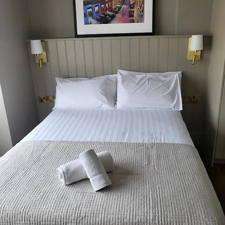 Aaron 3* Galway